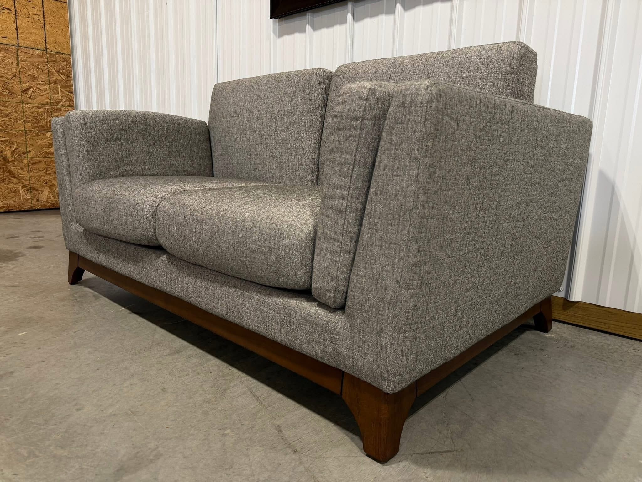 NEW Article “Centi” Loveseat