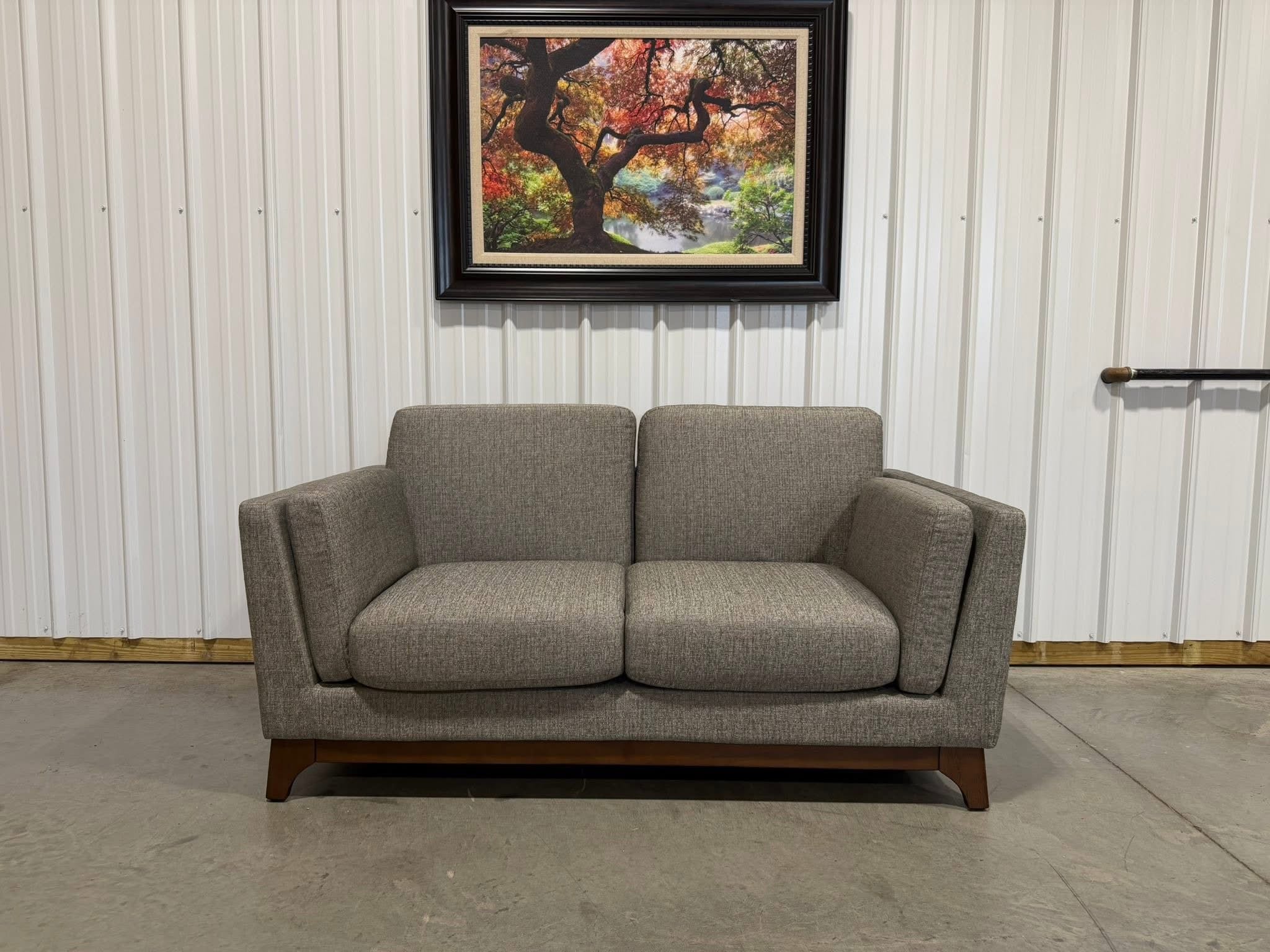 NEW Article “Centi” Loveseat