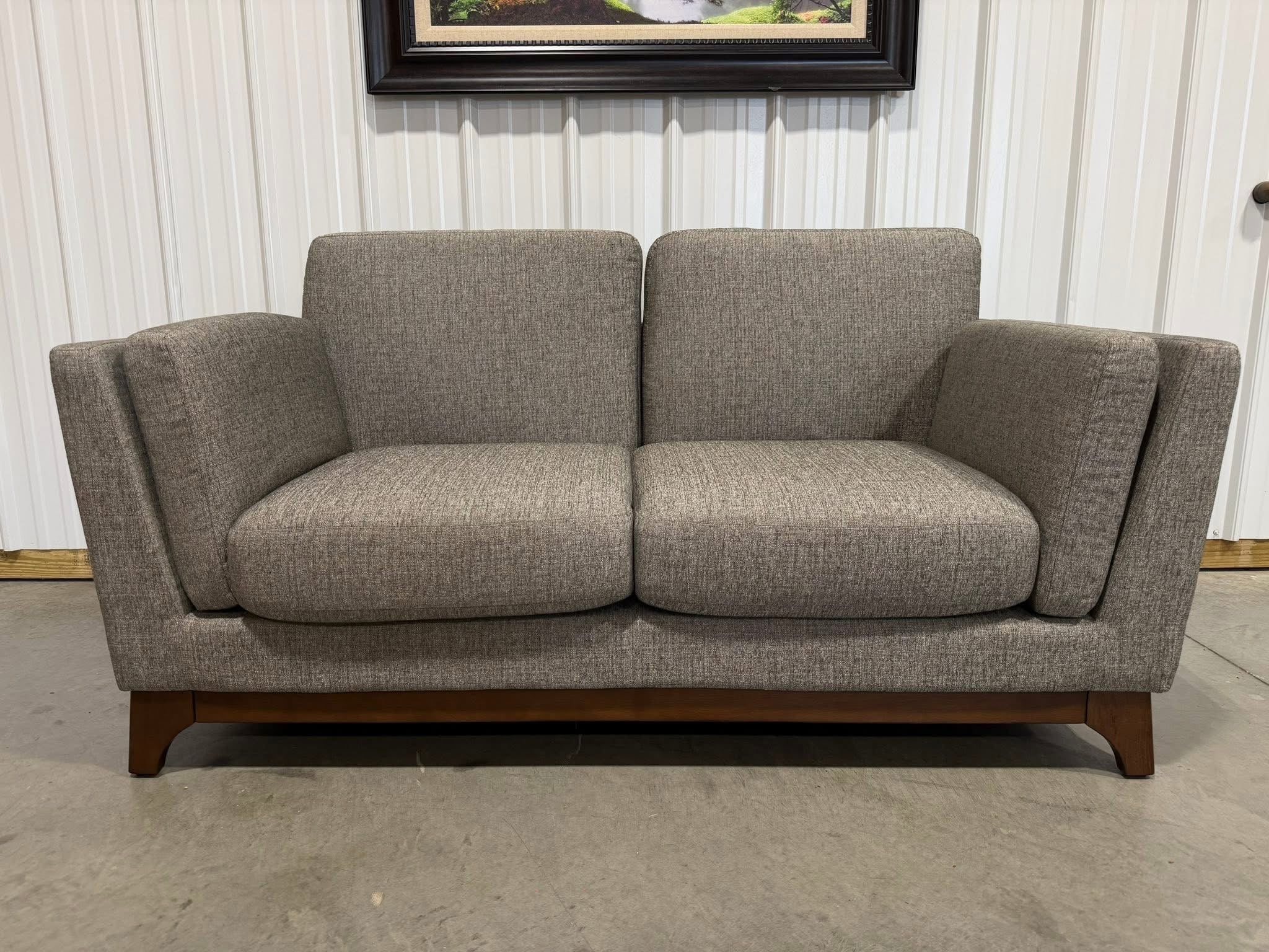 NEW Article “Centi” Loveseat