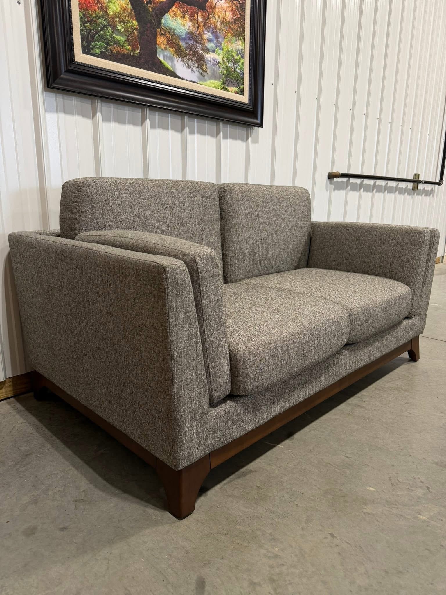 NEW Article “Centi” Loveseat
