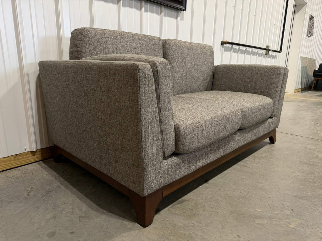 NEW Article “Centi” Loveseat